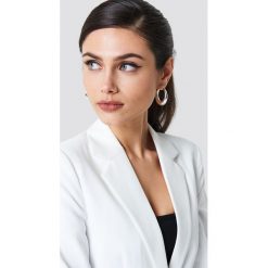 NA-KD Accessories Owalne kolczyki grube kółka - Silver. Szare kolczyki damskie marki NA-KD Accessories, z klipsem. Za 40,95 zł.