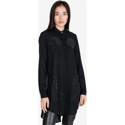Versace Jeans Koszula Czarny. Czarne bluzki damskie Versace Jeans, s, z aplikacjami, z poliesteru, bez kołnierzyka, z długim rękawem. Za 1863,95 zł.
