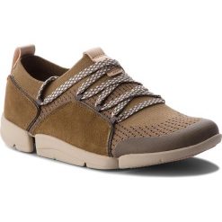 Półbuty CLARKS - Tri Amelia 261381064 Khaki Combi. Zielone półbuty damskie Clarks, bez wzorów, z zamszu, bez obcasa, na płaskiej podeszwie, bez zapięcia. W wyprzedaży za 249,00 zł.