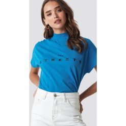 NA-KD Trend Top z krótkim rękawem Streets - Blue. Niebieskie topy damskie NA-KD Trend, z nadrukiem, z golfem. W wyprzedaży za 32,38 zł.