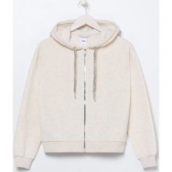 Rozpinana bluza z kapturem - Kremowy. Białe bluzy damskie Sinsay, s, bez wzorów, bez rękawów, z kapturem. Za 39,99 zł.