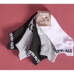 Skarpetki Gym Hard - Jasny szar. Różowe skarpetki damskie marki Sinsay, bez wzorów. Za 14,99 zł.