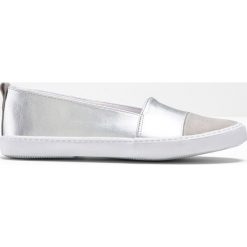 Buty wsuwane bonprix szaro-srebrny. Szare buty sportowe damskie bonprix, sportowe. Za 64,99 zł.