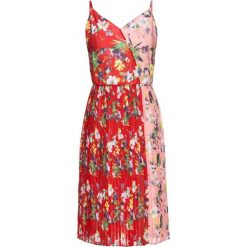 Sukienka plisowana bonprix czerwono-jasnoróżowy w kwiaty. Czerwone sukienki damskie bonprix, w kwiaty, bez kołnierzyka, bez rękawów. Za 124,99 zł.