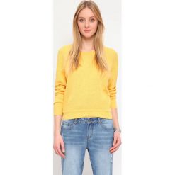 SWETER DŁUGI RĘKAW DAMSKI REGLAN, LUŹNY. Białe swetry klasyczne damskie Top Secret, z klasycznym kołnierzykiem. Za 44,99 zł.