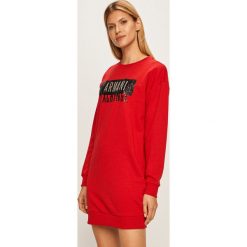 Armani Exchange - Sukienka. Czerwone sukienki damskie Armani Exchange, na co dzień, s, z aplikacjami, z elastanu, casualowe, z okrągłym kołnierzem, z długim rękawem, długie, mini, proste. Za 479,90 zł.