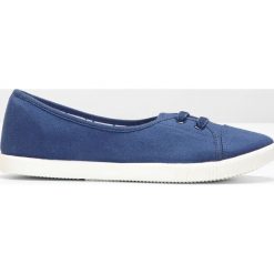 Baleriny bonprix ciemnoniebieski. Niebieskie baleriny damskie bonprix, bez wzorów, sportowe, bez obcasa. Za 37,99 zł.