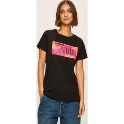 Armani Exchange - T-shirt. Czarne bluzki damskie Armani Exchange, s, z nadrukiem, z bawełny, z okrągłym kołnierzem, z krótkim rękawem. W wyprzedaży za 159,90 zł.
