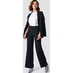 NA-KD Trend Rozszerzane spodnie garniturowe - Black. Czarne spodnie z wysokim stanem NA-KD Trend, z haftami. Za 202,95 zł.
