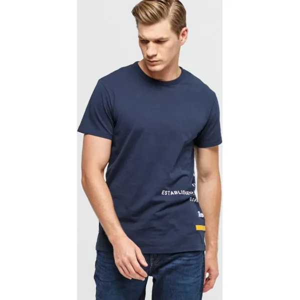 Timberland Koszulka Ss Reflective Tee , granatowy, rozmiar M. Niebieskie koszulki męskie Timberland, m, bez wzorów, z bawełny, klasyczne, z klasycznym kołnierzykiem, z krótkim rękawem, krótkie. Za 179,99 zł.