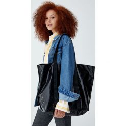 Jeansowa kurtka boyfriend. Niebieskie kurtki damskie Pull&Bear, bez wzorów, z jeansu, bez kaptura. Za 119,00 zł.