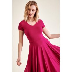 Sukienka w kolorze różowym. Różowe sukienki damskie TATUUM, m, bez wzorów, bez kołnierzyka, bez rękawów, midi, rozkloszowane. W wyprzedaży za 99,95 zł.