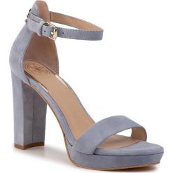 Sandały GUESS - FL5ORE SUE03 LBLUE. Niebieskie klapki damskie Guess, z aplikacjami, z zamszu, bez obcasa, na obcasie. Za 639,00 zł.