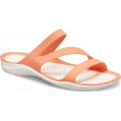 KLAPKI SWIFTWATER. Pomarańczowe klapki damskie Crocs, bez wzorów, bez obcasa. Za 179,99 zł.