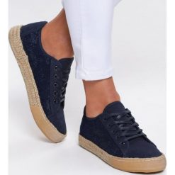 Niebieskie Trampki Cheers. Niebieskie espadryle damskie Renee, z aplikacjami, z koronki, bez obcasa, na płaskiej podeszwie. Za 59,99 zł.