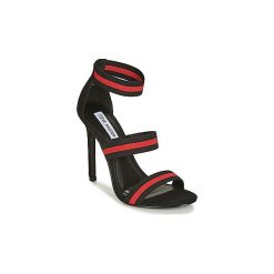 Sandały Steve Madden CARINA. Czarne sandały damskie Steve Madden, bez wzorów, bez obcasa, bez zapięcia. Za 311,20 zł.