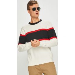 Tommy Hilfiger - Sweter. Białe swetry klasyczne męskie marki TOMMY HILFIGER, xl, z bawełny, z okrągłym kołnierzem. Za 579,90 zł.
