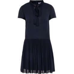 Sukienka koktajlowa Red Valentino SR3VAH05. Niebieskie sukienki damskie Red Valentino, bez wzorów, z poliesteru, wizytowe, bez kołnierzyka, bez rękawów. W wyprzedaży za 989,00 zł.