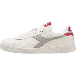 Diadora GAME WAXED Tenisówki i Trampki bianco/grigio paloma. Białe trampki męskie Diadora, ze skóry. W wyprzedaży za 341,10 zł.