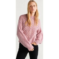 Mango - Sweter Mariona. Różowe swetry damskie Mango, s, w ażurowe wzory, z poliesteru. W wyprzedaży za 69,90 zł.