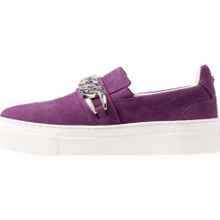 Bullboxer Półbuty wsuwane dark purple. Fioletowe półbuty damskie wsuwane Bullboxer, bez wzorów, z weluru, na niskim obcasie, bez zapięcia. Za 379,00 zł.