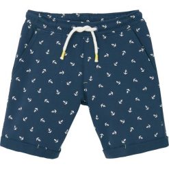 Bermudy dresowe chłopięce z nadrukiem bonprix ciemnoniebieski z nadrukiem. Niebieskie dresy chłopięce bonprix, z nadrukiem, z bawełny, wakacyjne. Za 37,99 zł.