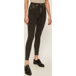 Calvin Klein Jeans - Jeansy CKJ 010. Czarne jeansy damskie Calvin Klein Jeans, bez wzorów, z elastanu, z podwyższonym stanem. Za 449,90 zł.