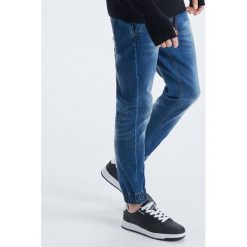 Jeansy Slim Jogger - Granatowy. Niebieskie jeansy męskie Cropp, m, bez wzorów. Za 149,99 zł.