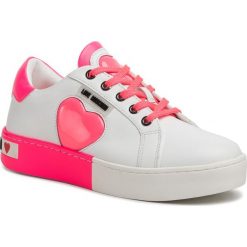 Sneakersy LOVE MOSCHINO - JA15023G1AIF210B Vit.Bia/Cap.Fux. Białe półbuty damskie Love Moschino, ze skóry ekologicznej. Za 799,00 zł.