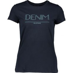 Koszulka 'Alexia" w kolorze granatowym. Niebieskie koszulki damskie Mustang Women, xl, z nadrukiem, z bawełny, z okrągłym kołnierzem. W wyprzedaży za 34,95 zł.