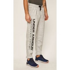 Under Armour - Spodnie. Szare spodnie męskie Under Armour, s, z nadrukiem, z bawełny. W wyprzedaży za 279,90 zł.
