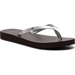 Japonki TORY BURCH - Metallic Leather Flip Flop 54890 Silver/Demi Tasse 040. Szare klapki damskie Tory Burch, bez wzorów, ze skóry, bez obcasa. W wyprzedaży za 249,00 zł.