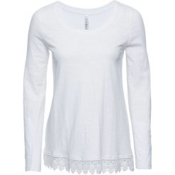 Shirt z długim rękawem i koronką bonprix biały. Białe bluzki damskie bonprix, w koronkowe wzory, z koronki, z okrągłym kołnierzem, z długim rękawem. Za 59,99 zł.