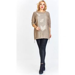 Bluzka damska plus size z aplikacją. Bluzki damskie e-margeritka.pl, xl, z aplikacjami, z poliesteru, eleganckie, z krótkim rękawem, krótkie, bez kaptura. Za 139,99 zł.