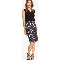 BLUZKA KRÓTKI RĘKAW LUŹNA. Białe bluzki damskie Top Secret, z aplikacjami, z tkaniny, eleganckie, bez kołnierzyka, z krótkim rękawem. W wyprzedaży za 29,99 zł.