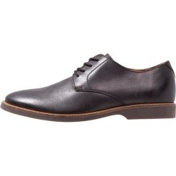 Clarks ATTICUS LACE Eleganckie buty black. Czarne buty wizytowe męskie Clarks, ze skóry, na sznurówki. Za 459,00 zł.