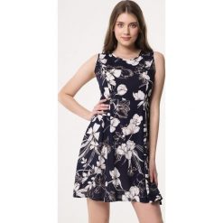 Granatowa Sukienka Anemone. Niebieskie sukienki damskie Born2be, xl, bez wzorów, z jeansu, eleganckie, bez kołnierzyka, bez rękawów, mini. Za 59,99 zł.
