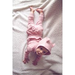 Bluza BEAR BRUDNY RÓŻ. Różowe bluzy niemowlęce Pakamera, bez wzorów, eleganckie, bez rękawów, bez kaptura. Za 85,00 zł.