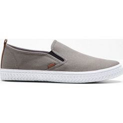 Tenisówki wsuwane bonprix szary. Szare buty sportowe męskie bonprix, bez zapięcia, tenisowe. Za 69,99 zł.