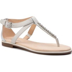 Sandały CLARKS - Bay Poppy 261421654 White/Silver. Brązowe klapki damskie Clarks, bez wzorów, ze skóry, bez obcasa, na obcasie. W wyprzedaży za 159,00 zł.