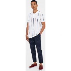 Koszulka polo z piki w pionowe paski. Białe koszulki męskie Pull&Bear, m, w paski, z krótkim rękawem. Za 48,90 zł.