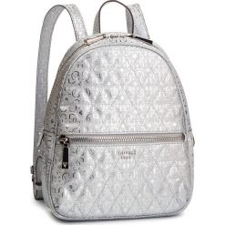 Plecak GUESS - HWMY71 81320 SIL. Szare plecaki damskie marki Guess, z aplikacjami, ze skóry ekologicznej, klasyczne. Za 559,00 zł.