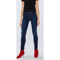 Levi's - Jeansy. Czerwone jeansy damskie marki Levi's®, z elastanu, z podwyższonym stanem. Za 399,90 zł.