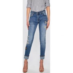 Desigual - Jeansy Barcelona Flowers. Niebieskie jeansy damskie Desigual. W wyprzedaży za 259,90 zł.