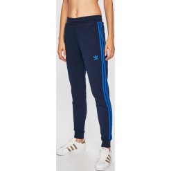 Adidas Originals - Spodnie. Niebieskie spodnie damskie adidas Originals, s, bez wzorów, z elastanu, casualowe. W wyprzedaży za 219,90 zł.