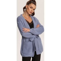 Niebieski Kardigan Jilnell. Niebieskie swetry damskie Renee, s, bez wzorów, bez rękawów, bez kaptura. Za 149,99 zł.