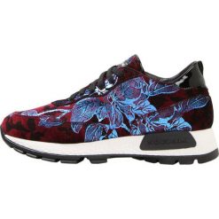 Noclaim STELLA Sneakersy niskie cleo bordo. Czerwone trampki i tenisówki damskie Noclaim, bez wzorów, ze skóry, bez zapięcia. Za 719,00 zł.