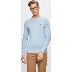 Tommy Hilfiger - Sweter. Niebieskie swetry męskie marki TOMMY HILFIGER, xl, bez wzorów, z jedwabiu, z okrągłym kołnierzem, bez kaptura. Za 449,90 zł.