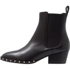 AllSaints ELLIS Botki kowbojki i motocyklowe black. Czarne botki damskie marki AllSaints, ze skóry, bez obcasa, bez zapięcia. Za 1049,00 zł.