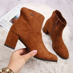 Botki damskie na słupku zamszowe camel Sergio Leone - camel. Brązowe botki damskie Sergio Leone, z zamszu, bez obcasa, na słupku, bez zapięcia. Za 129,99 zł.